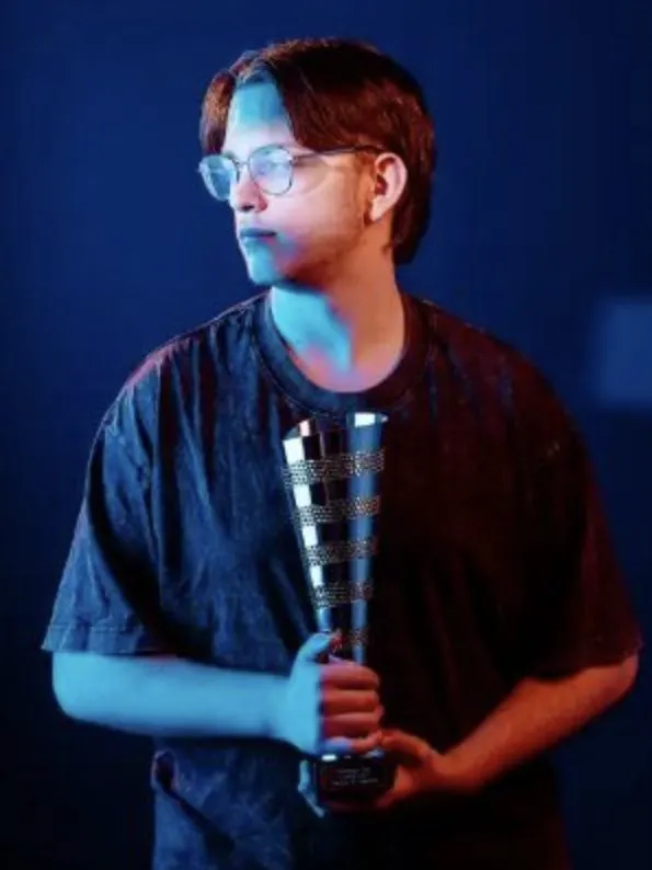 Dino, Remplaçant pour Frites Esports Club